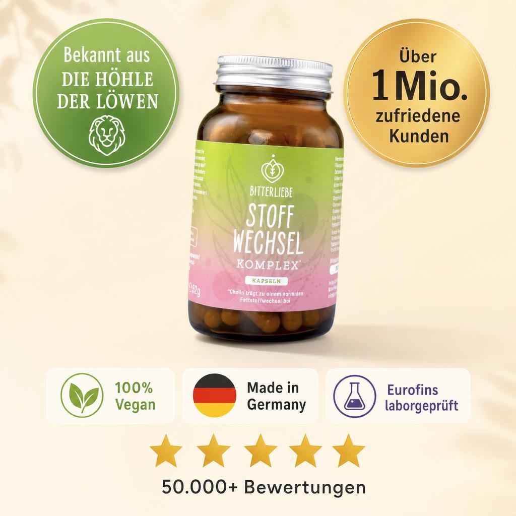 "Produktaufstellung: BitterLiebe PLUS Kapseldose (90 Kapseln, Monatspackung) steht zentral auf einem hellen Holztisch. D